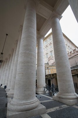 Die «Servizi» hinter den Kolonnaden und unter dem Apostolischen Palast von aussen (© Osservatore romano).