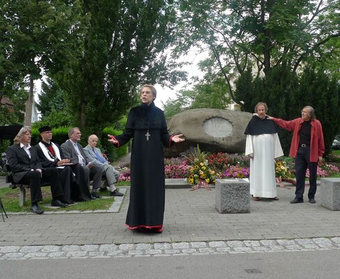 Szenische Einführung zur Jan-Hus-Gedenkversammlung beim Hussenstein in Konstanz 2012 (zVg).
