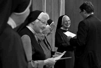 Bischof Felix dankt den treuen Ingenbohler Schwestern.