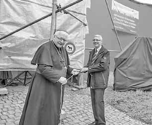 IM-Präsident Paul Niederberger und Bischof Markus Büchel «ziehen am gleichen Strick» – Enthüllung der Messingskulptur in Einsiedeln (2. Juni 2013). (Bild/Infos: im-solidaritaet.ch)