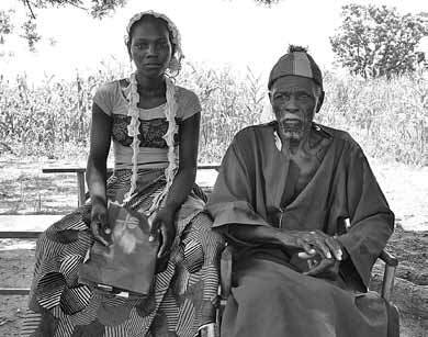Blickt zuversichtlich in die Zukunft: Barakissa mit ihrem Grossvater Umaru Badiar (Foto: François Cayatte, Fastenopfer)