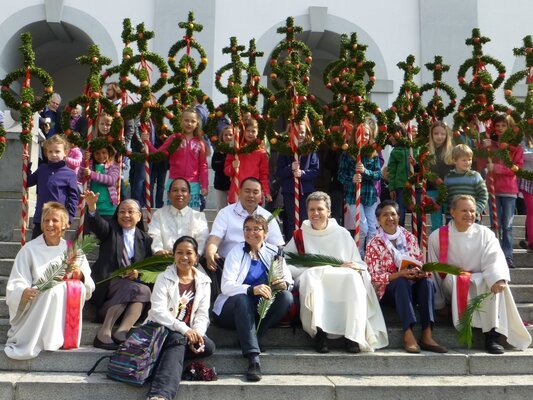 Nach der Messe am Palmsonntag in Sempach (v.l.n.r.): Andrea Koster Stadler, Schwester Cres Lucero, Joefran Talaban, Bembet Madrid, Nilvon Villanueva, Antoinette Brem, Barbara Lehner, Luz Gelle, Bernhard Stadler.