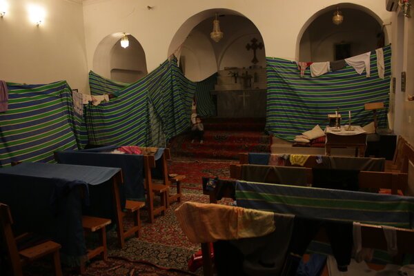 Von 8. August 2014 bis zum 5. November 2015 wohnten einige Familien in der Kirche vom von «Kirche in Not» mitunterstützten Kloster Maryam al-Adhra in Sulaymaniyya, bevor sie in Wohncontainer neben dem Kloster umziehen konnten (Foto: Christoph Klein)).