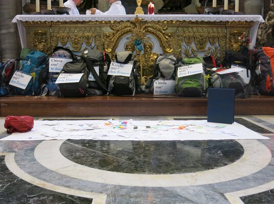 Pilgerrucksäcke, die Box mit dem Brief an den Papst und die mitgebrachten Fürbitten vor dem Cathedra-Altar im Petersdom (Foto: ufw).