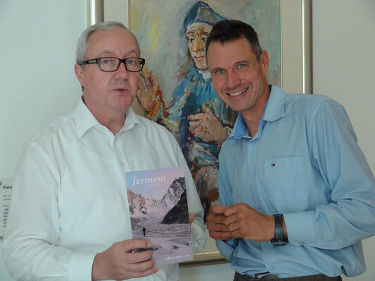 Pallottinerprovinzial Adrian Willi (links) und Christoph Klein präsentieren das neue "ferment mitten drin" © zVg