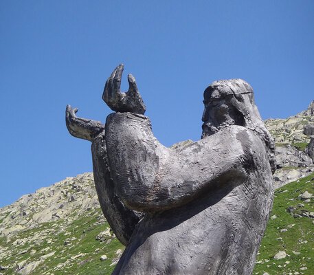 Il Viandante (Der Wanderer) von Pedro Pedrazzini, nahe Gotthard-Passhöhe © Stephan Schmid-Keiser