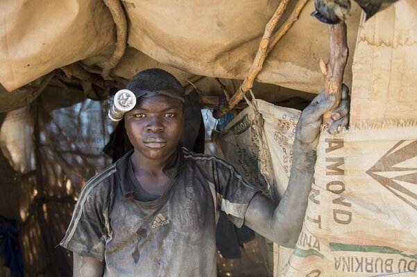 Ob Kleinschürfer von Hand Gold waschen oder ob nach Kohle geschürft wird: Menschrechte gelten für alle. © Meinrad Schade/Fastenopfer